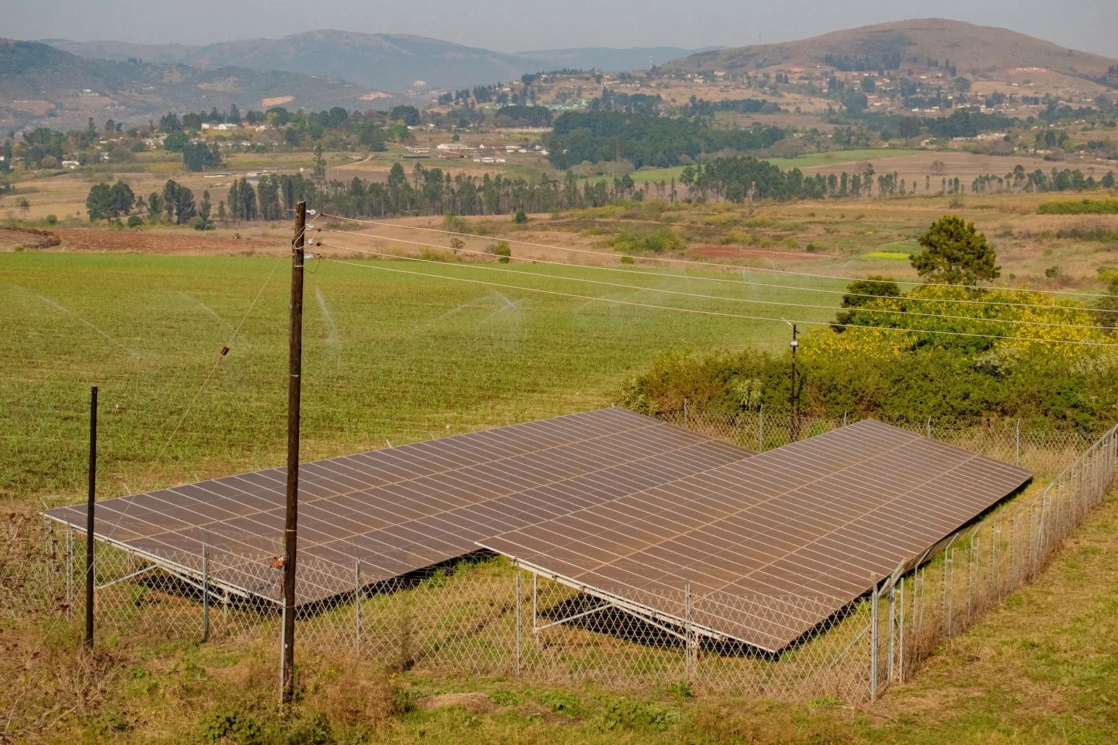Panneaux solaires alimentant l’irrigation d’un champ agricole — photo d’illustration (banque d’images)