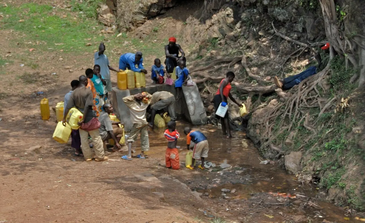 Getting water, far too many people still get drinking water this way - Flickr - Dave Proffer — photo d’illustration (eau et assainissement)