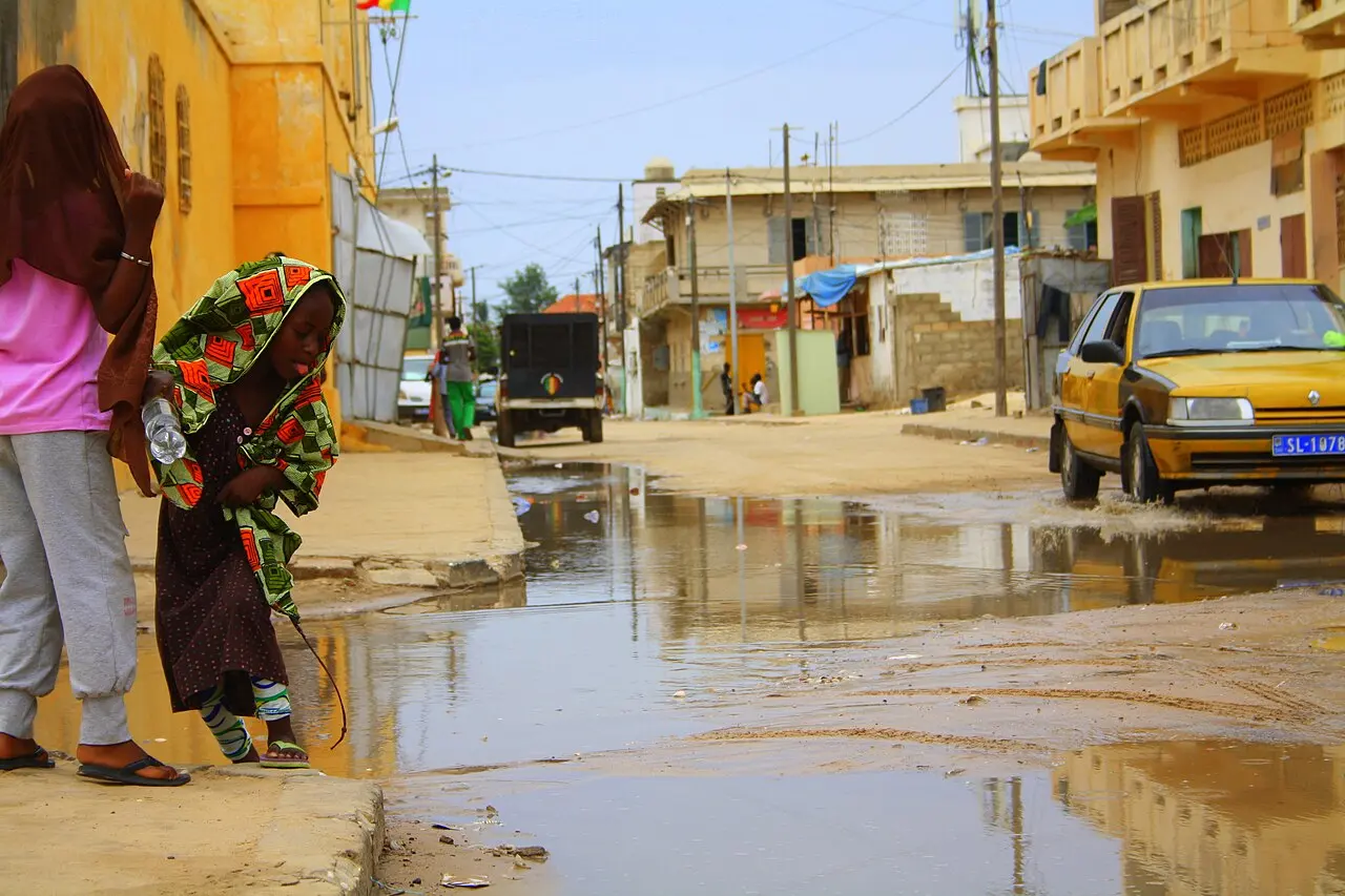 Children in a flooded street in Senegal — photo d’illustration (inondations)