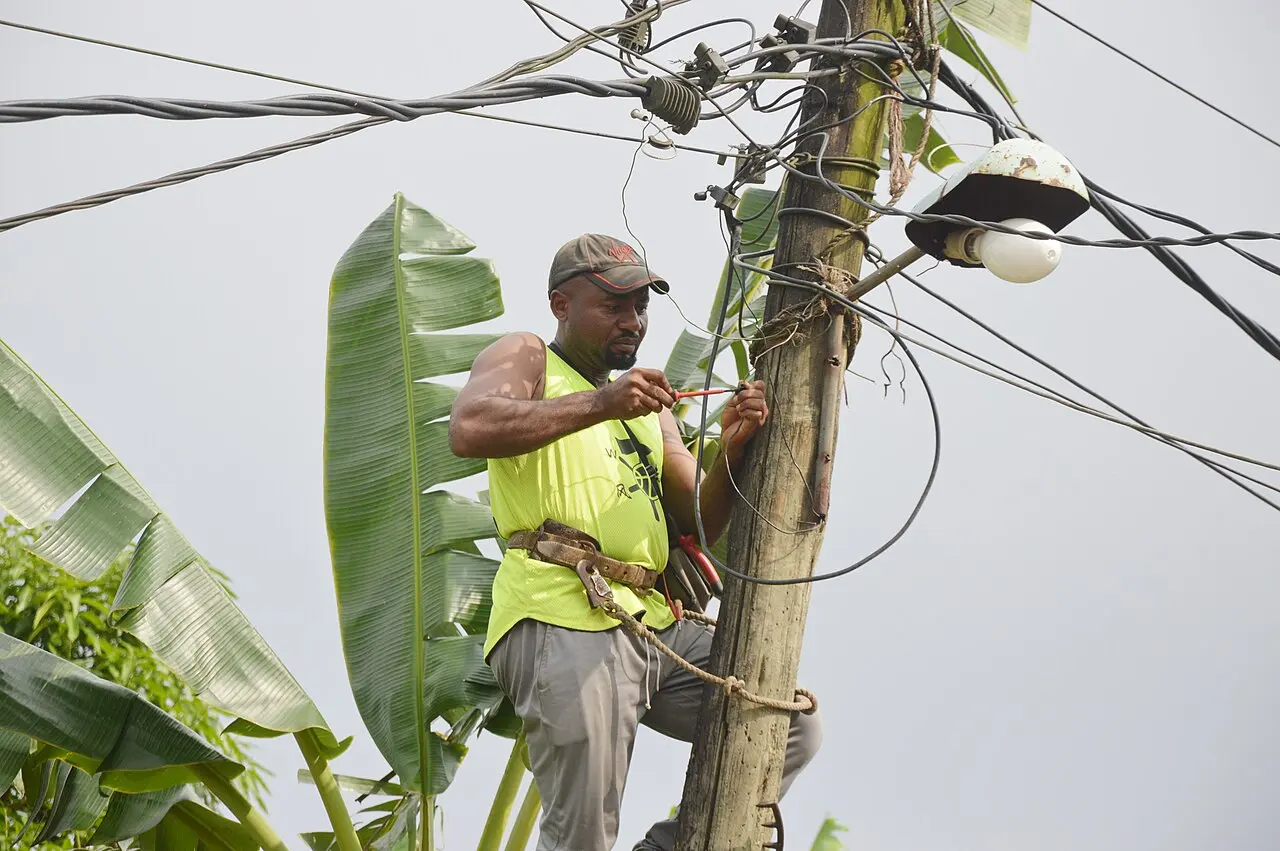 Electricien au poteau1 — photo d’illustration (électricité et énergie)