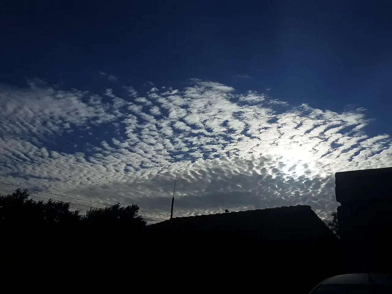 Electricity infrastructure in the beautiful sky — photo d’illustration (électricité et énergie)