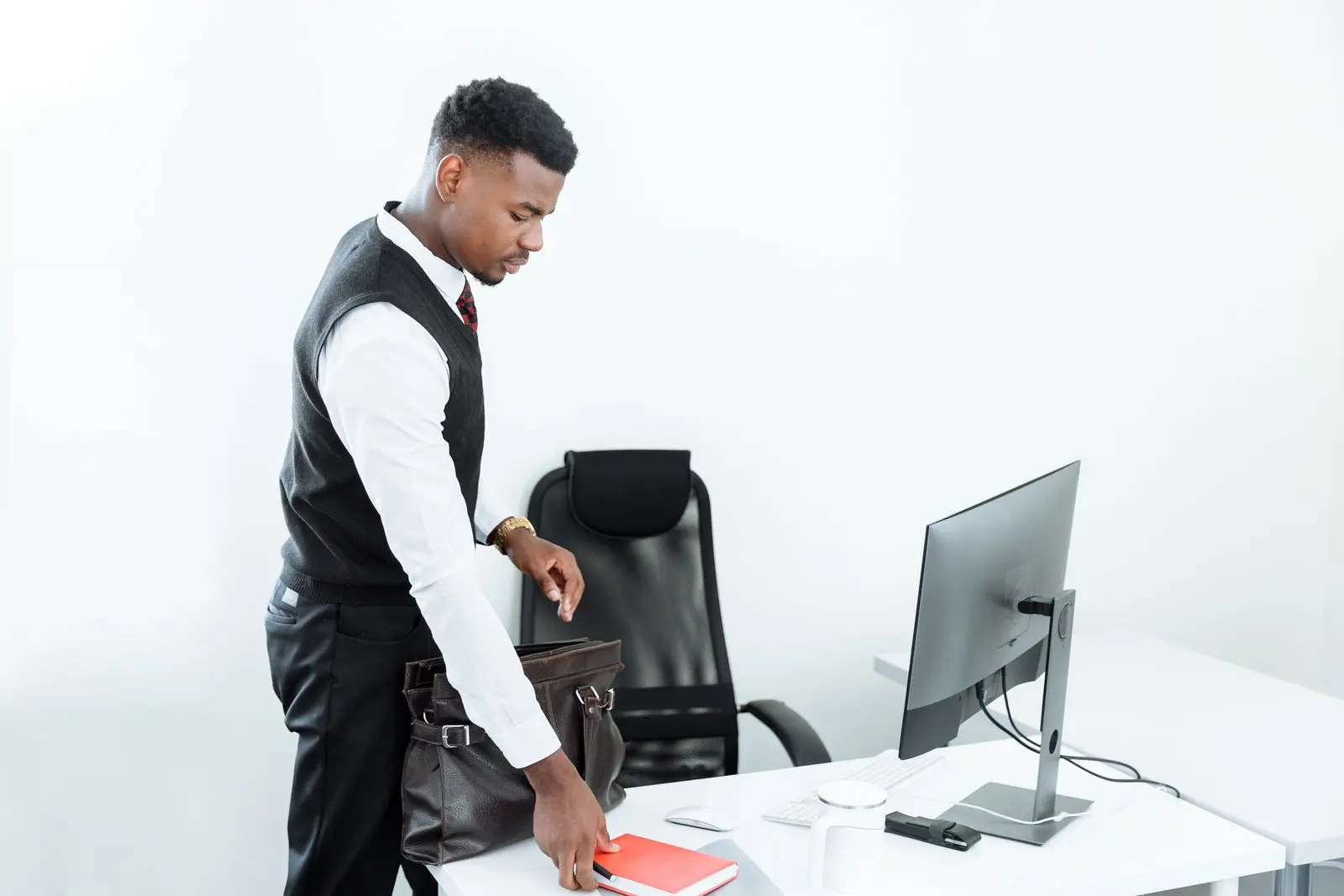 Employé nigérian préparant son bureau moderne — photo d’illustration (banque d’images)