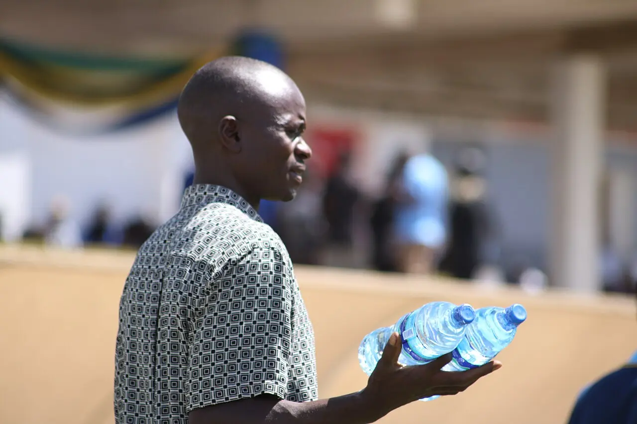 A man selling drinking water — photo d’illustration (eau et assainissement)
