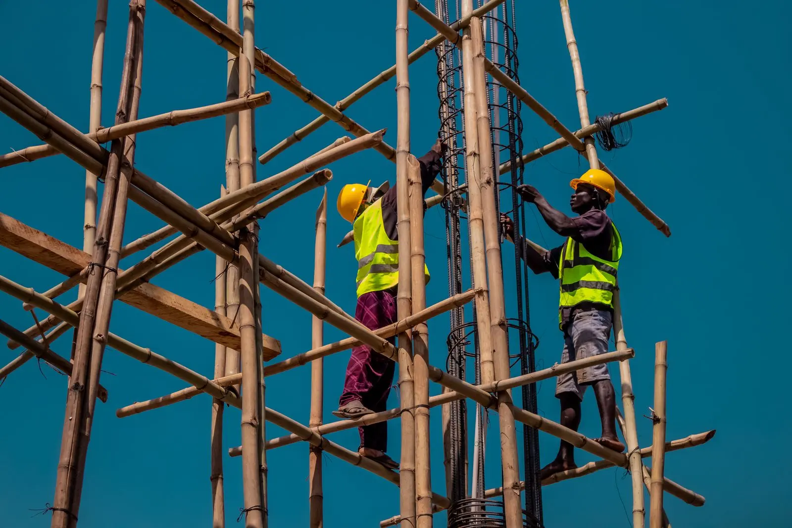 Ouvriers africains travaillant sur un chantier de construction — photo d’illustration (banque d’images)