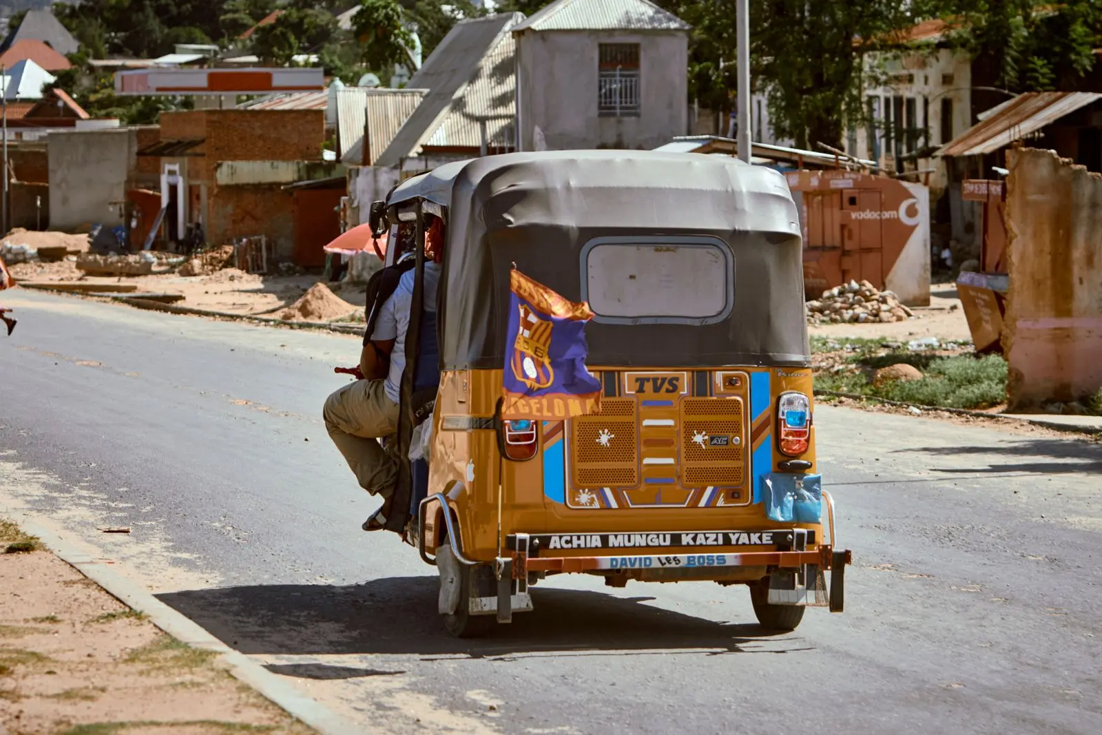 Bajaj coloré circulant dans une rue urbaine malgache — photo d’illustration (banque d’images)