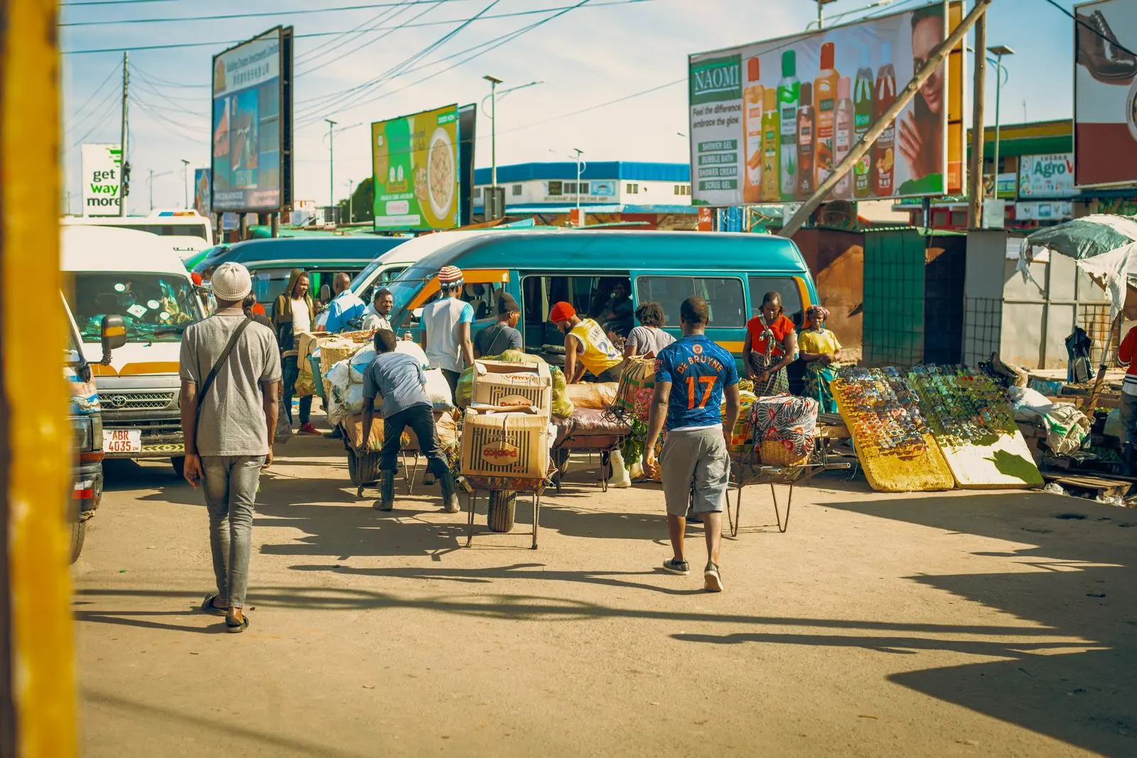 Marché informel urbain animé avec vendeurs et étals de rue — photo d’illustration (banque d’images)