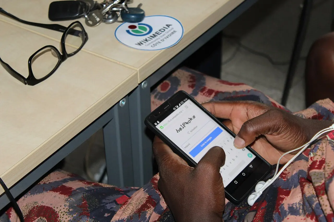 Wikipedia on phone — photo d’illustration (numérique)