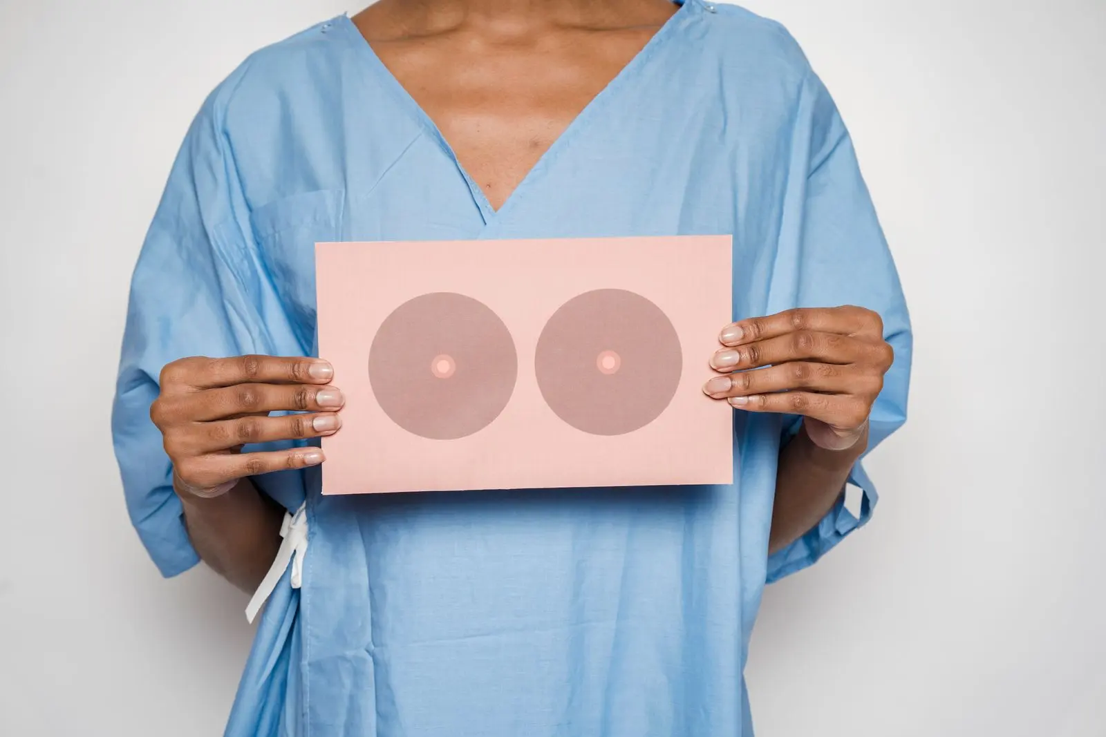 Professionnelle de santé présentant un support d’auto-examen mammaire — photo d’illustration (banque d’images)
