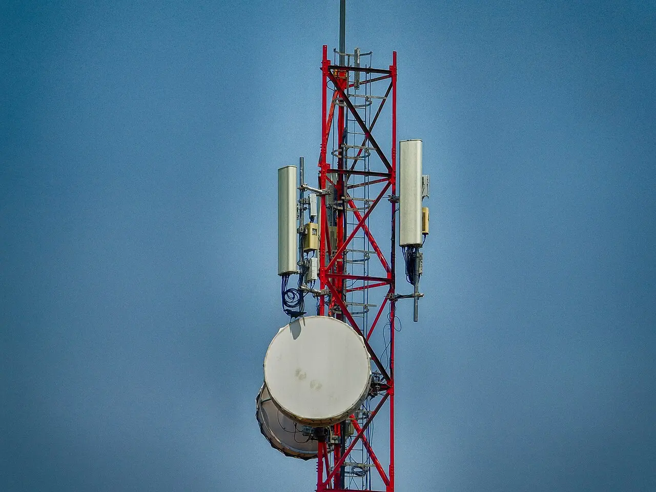 Zoomed in shot of mobile phone mast — photo d’illustration (numérique)