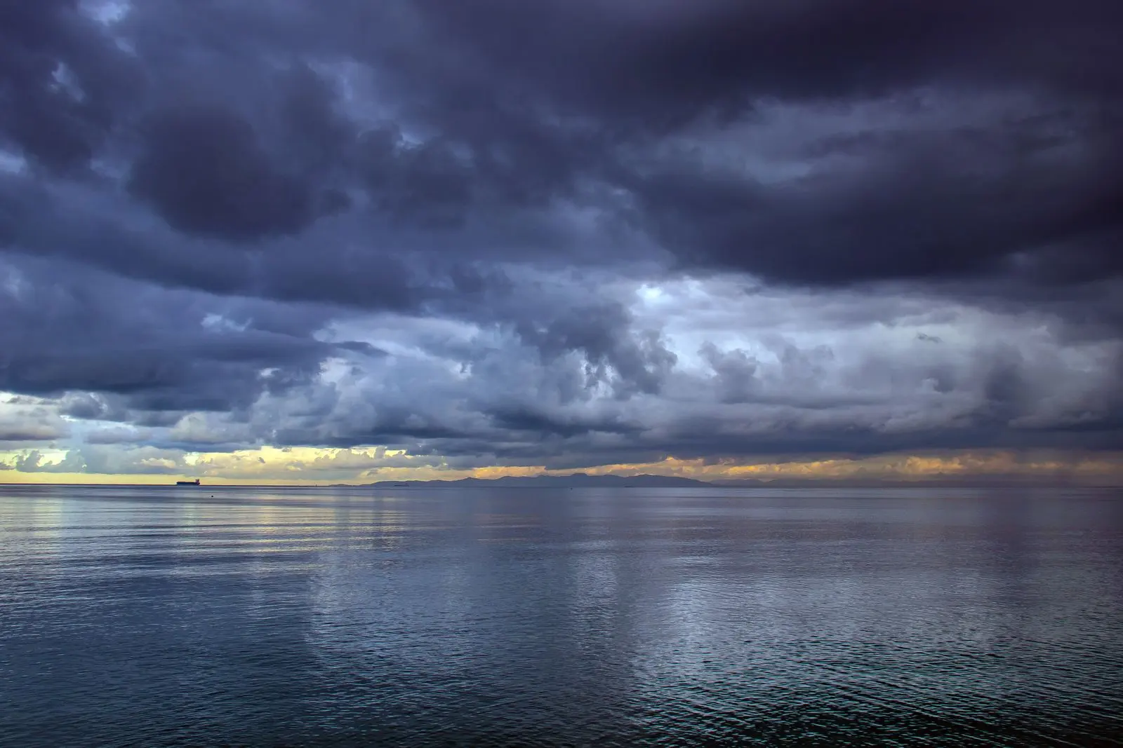 Nuages orageux au-dessus de la mer près de Tunis — photo d’illustration (banque d’images)