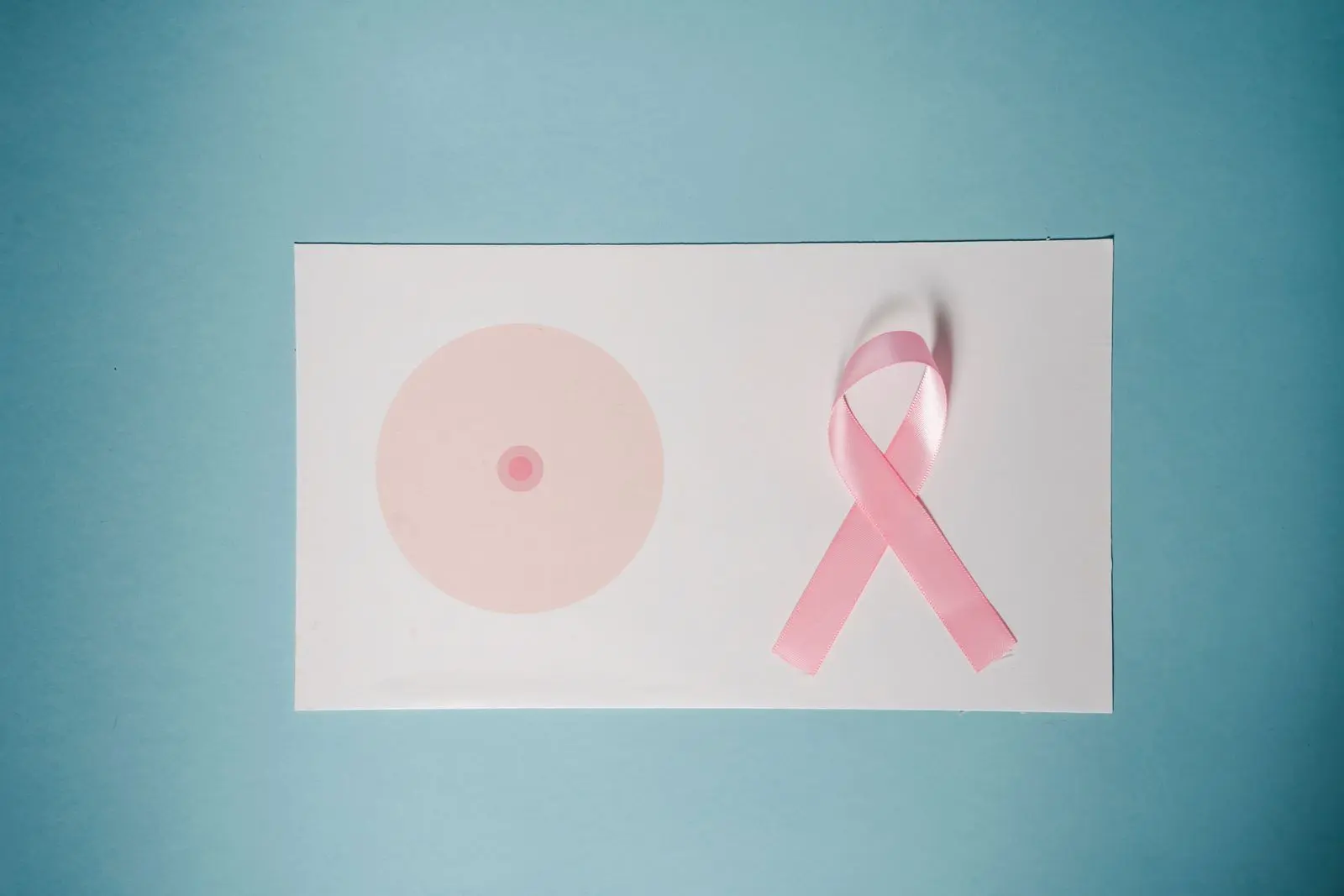 Ruban rose symbolisant la sensibilisation au cancer du sein — photo d’illustration (banque d’images)