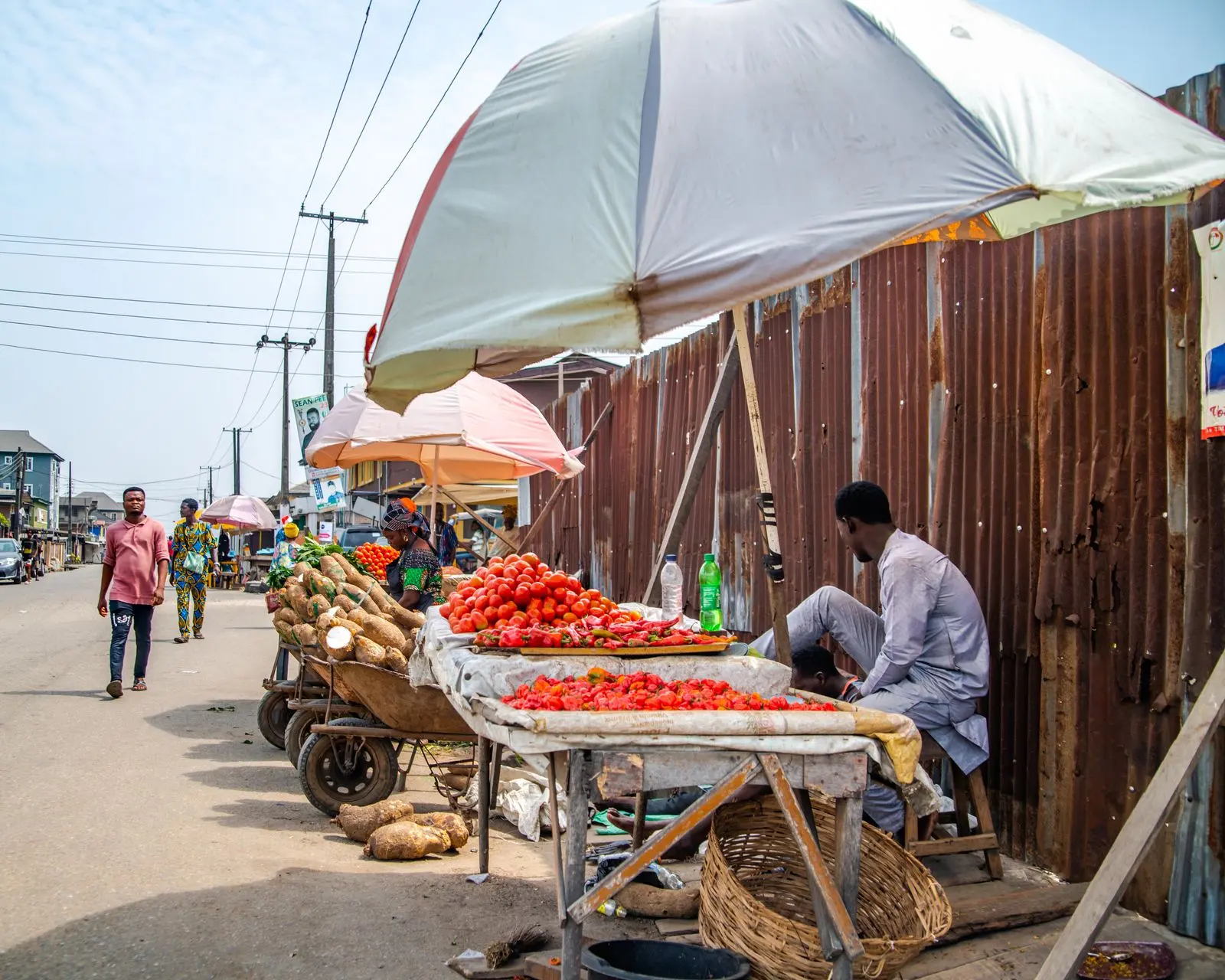 Marché de rue nigérian avec étals de produits frais — photo d’illustration (banque d’images)