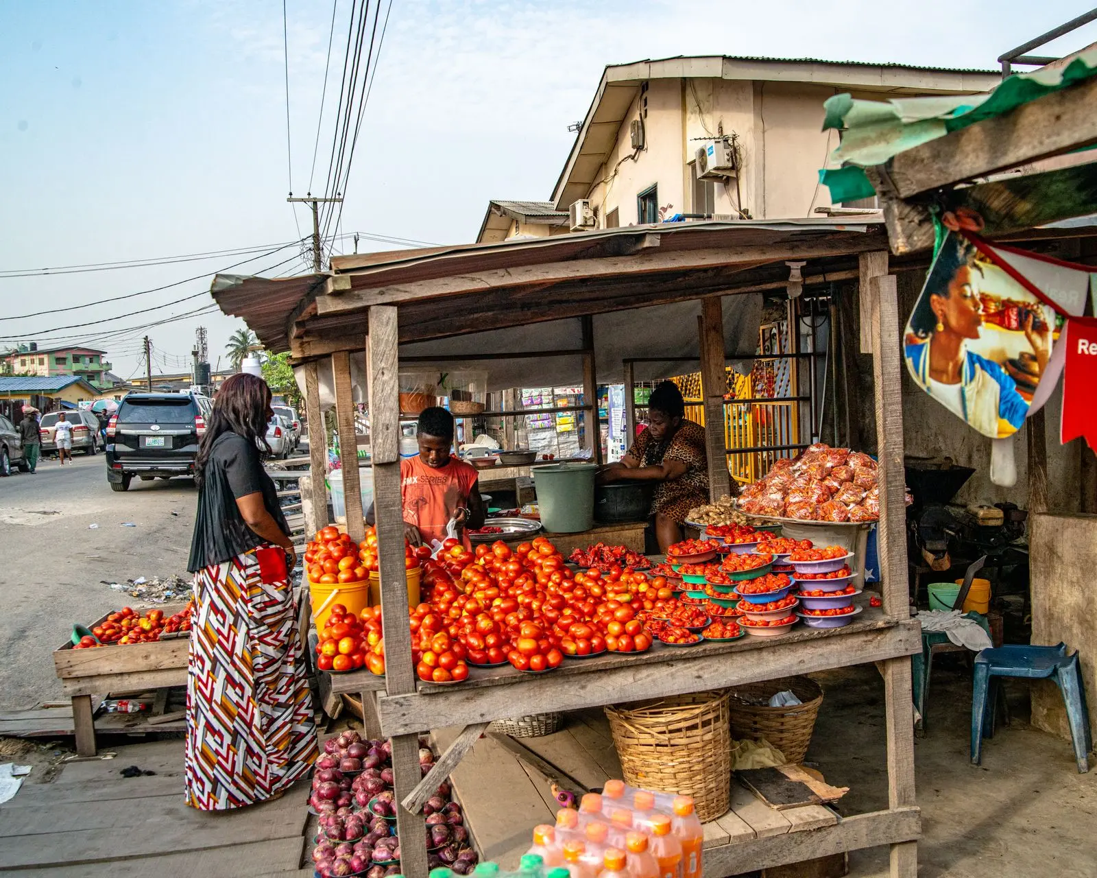 Étal de marché urbain avec tomates et vendeurs — photo d’illustration (banque d’images)