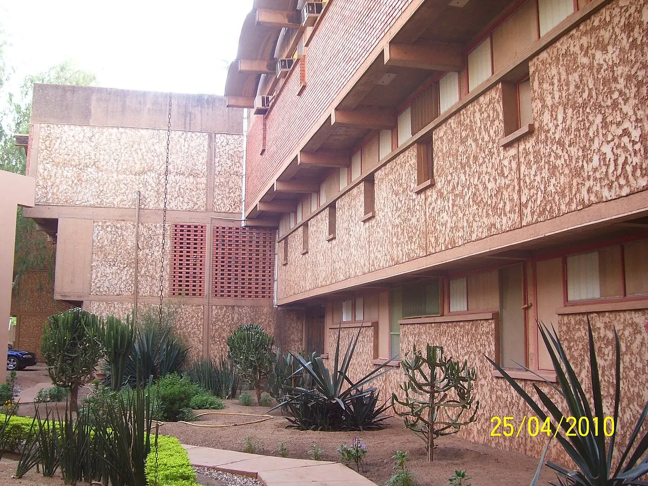 University buildings in Ouagadougou (2iE) - student dormitories (4642984494) — photo d’illustration (université)