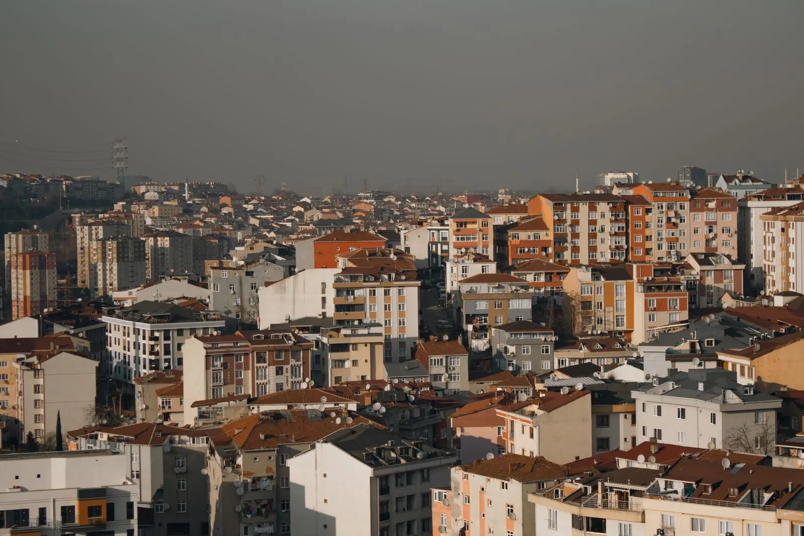 Vue aérienne d’une ville dense sous un voile de pollution — photo d’illustration (banque d’images)