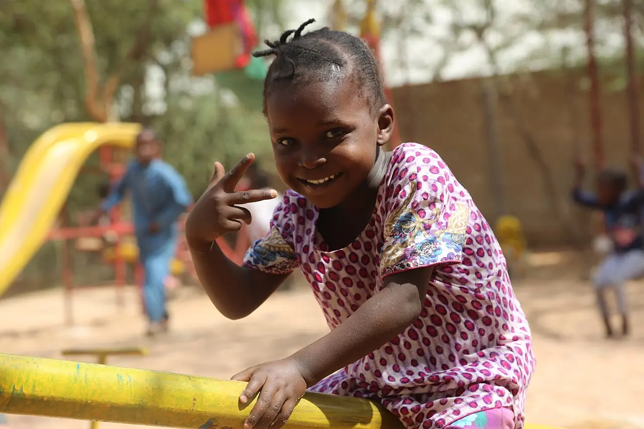 Grace, 5 years old, a Refugee from South Sudan, in a see-saw in Daadab Refugee Camp — photo d’illustration (réfugiés et déplacés)