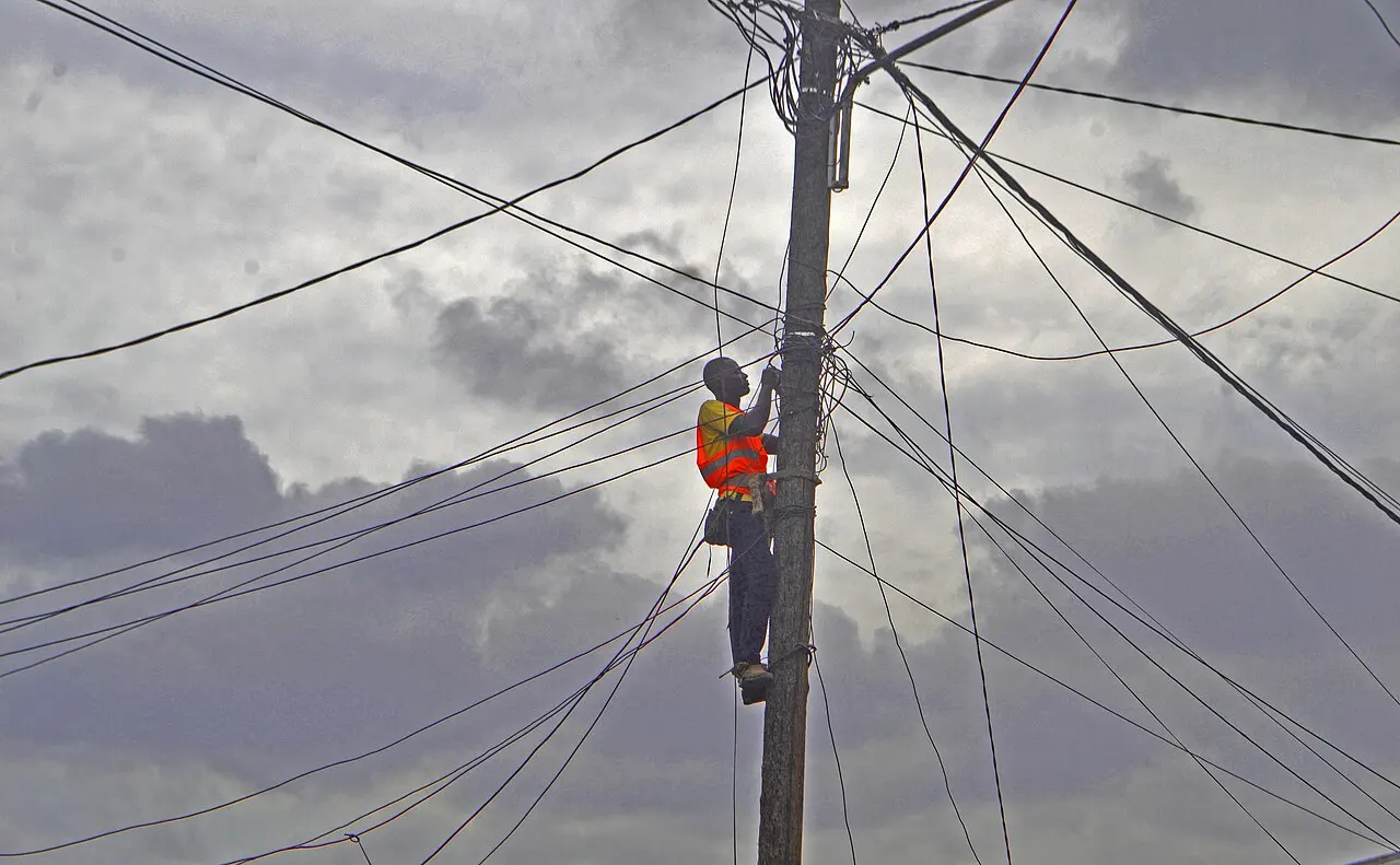Electricien sur un poteau électrique — photo d’illustration (électricité et énergie)