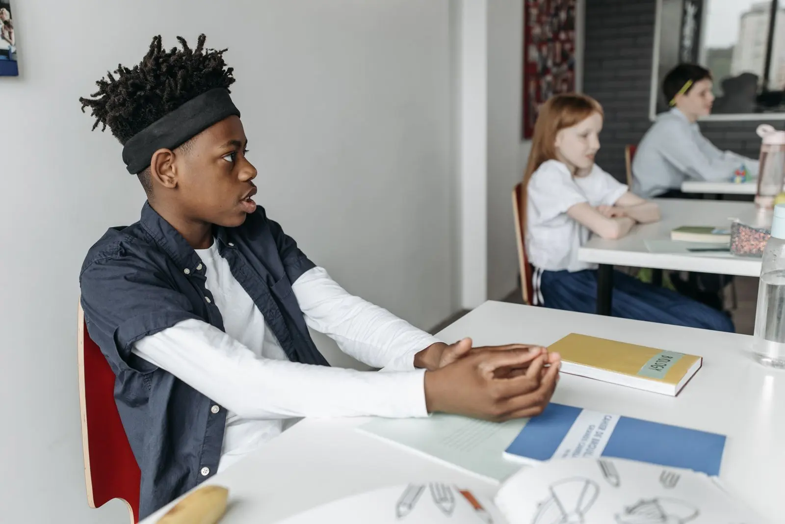 Élève noir intégré à une classe inclusive avec ses camarades — photo d’illustration (banque d’images)