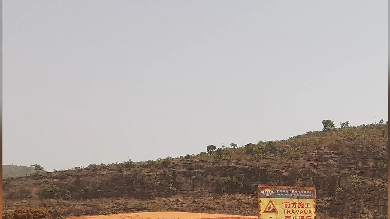 Panneaux de signalisation sur la route conakry Coyah — photo d’illustration (routes et ponts)