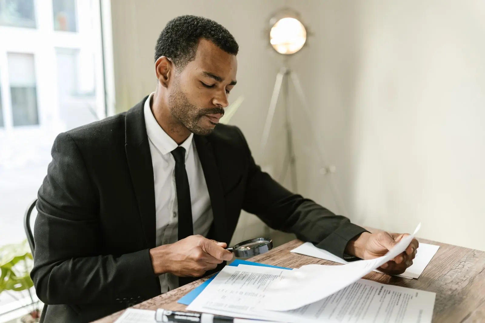 Un économiste sud-africain examine des documents financiers — photo d’illustration (banque d’images)