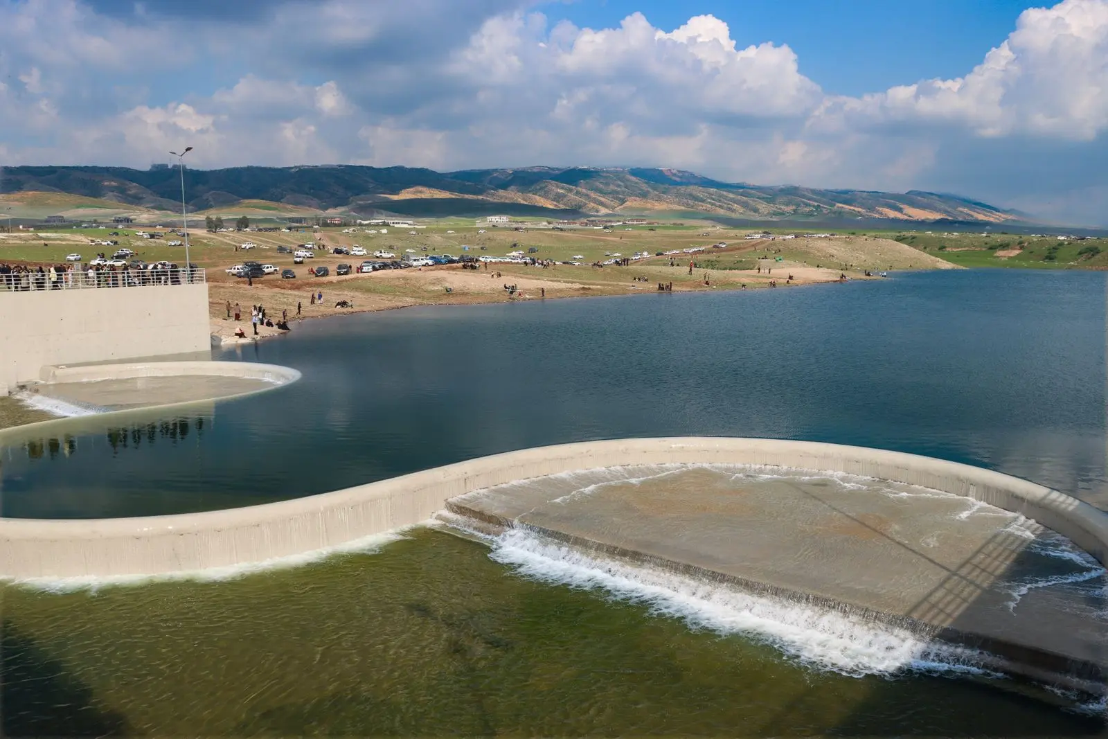 Réservoir et évacuateur de crues entourés de collines — photo d’illustration (banque d’images)