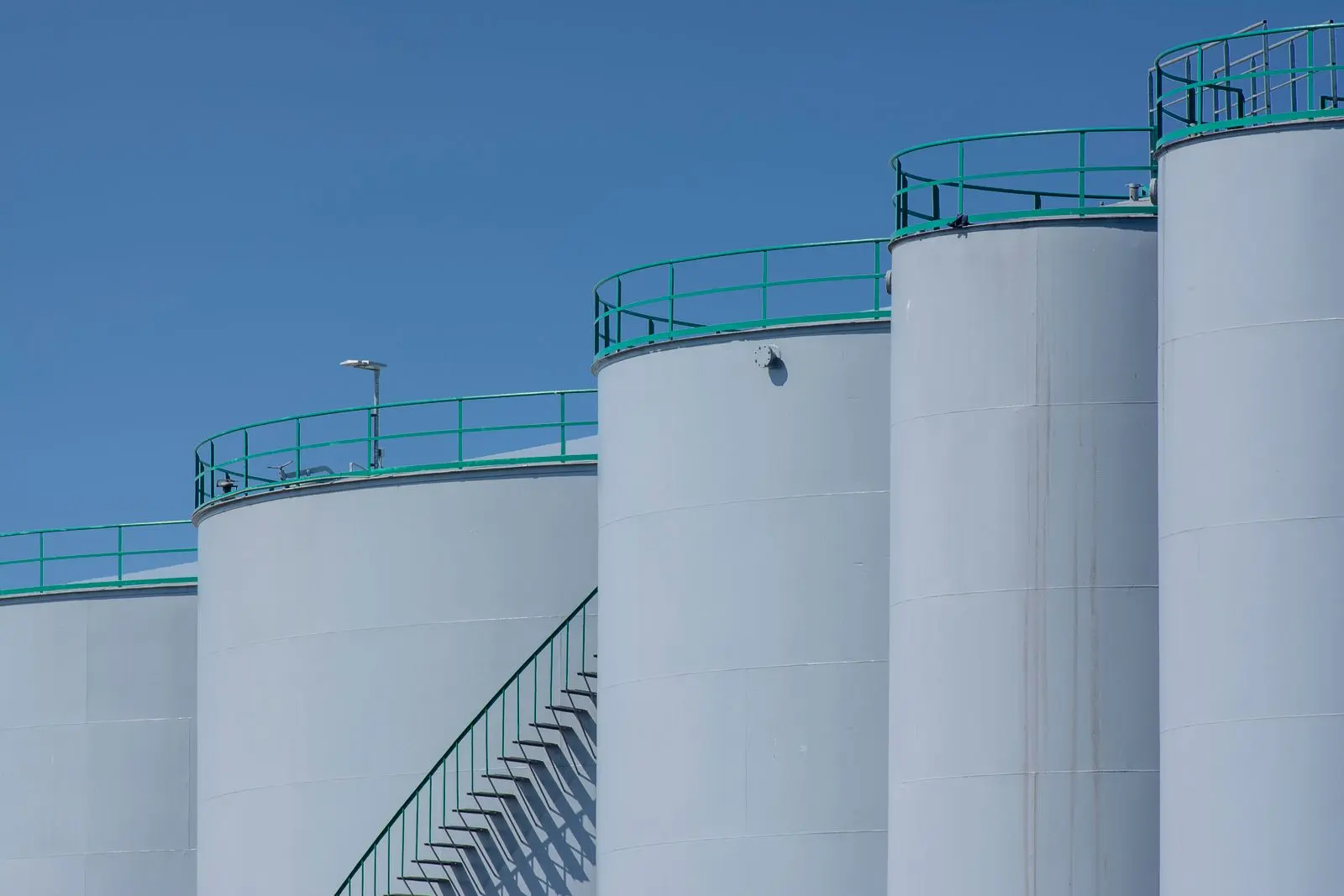 Grands réservoirs industriels de stockage de pétrole — photo d’illustration (banque d’images)