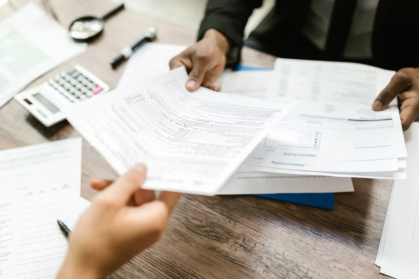 Des professionnels examinent ensemble des documents financiers — photo d’illustration (banque d’images)