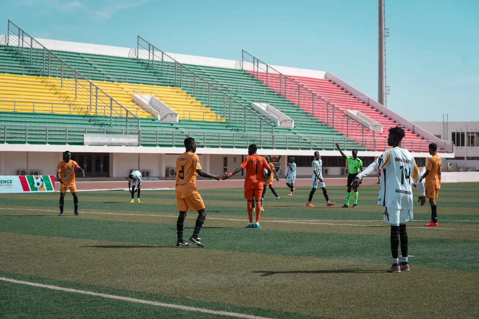 Match de football disputé dans un stade guinéen — photo d’illustration (banque d’images)