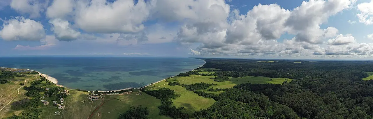 Baie de Nyonié vue de la forêt au Gabon — photo d’illustration (forêts et faune)