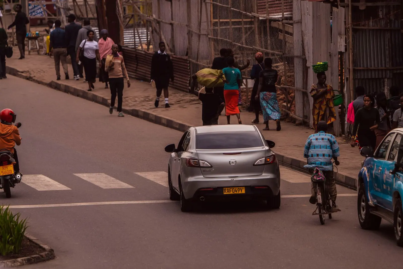 Piétons traversant une rue urbaine animée en Afrique — photo d’illustration (banque d’images)
