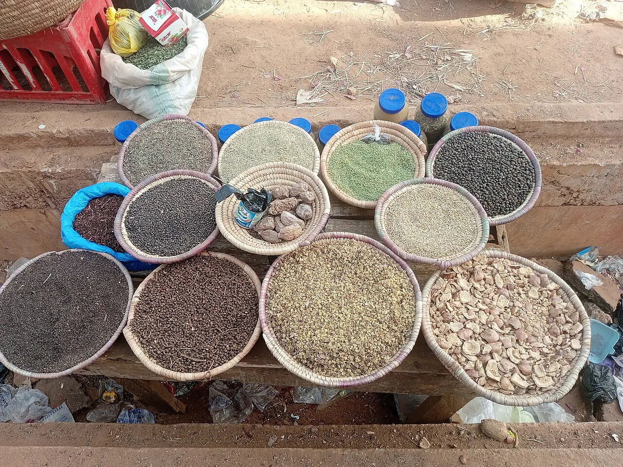 Dried Tribulus Terrestris, Uziza Seeds, Pine Bark Mulch, Fennel Seeds, Liberian Coffee Beans Grains and Garlics displayed on a wooden tale a — photo d’illustration (marchés et commerce)