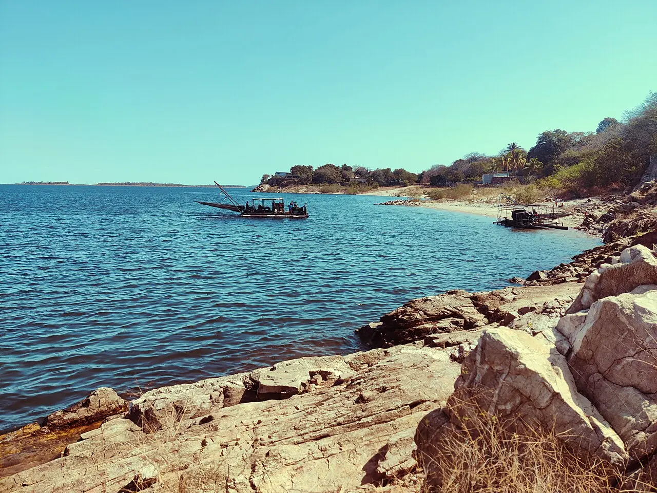 Fishermen in a fishing boat kariba lake beach Siavonga Zambia — photo d’illustration (pêche)