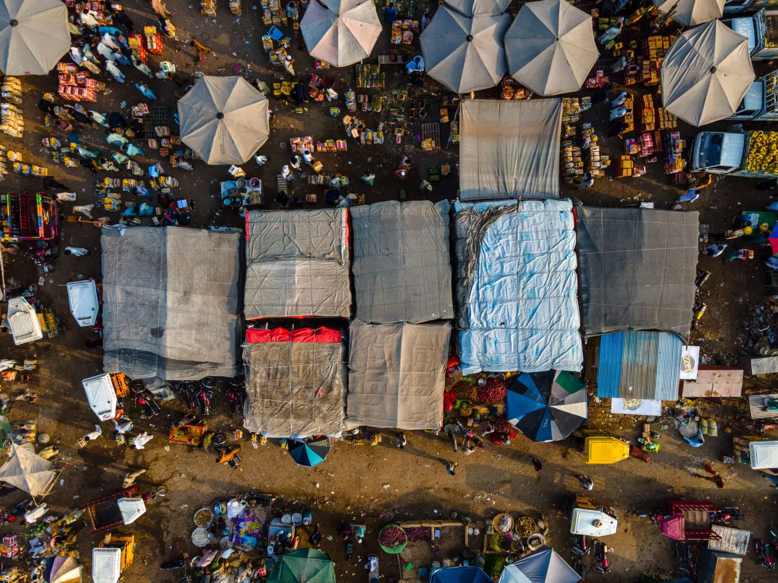 Vue aérienne d’un marché urbain animé aux étals colorés — photo d’illustration (banque d’images)