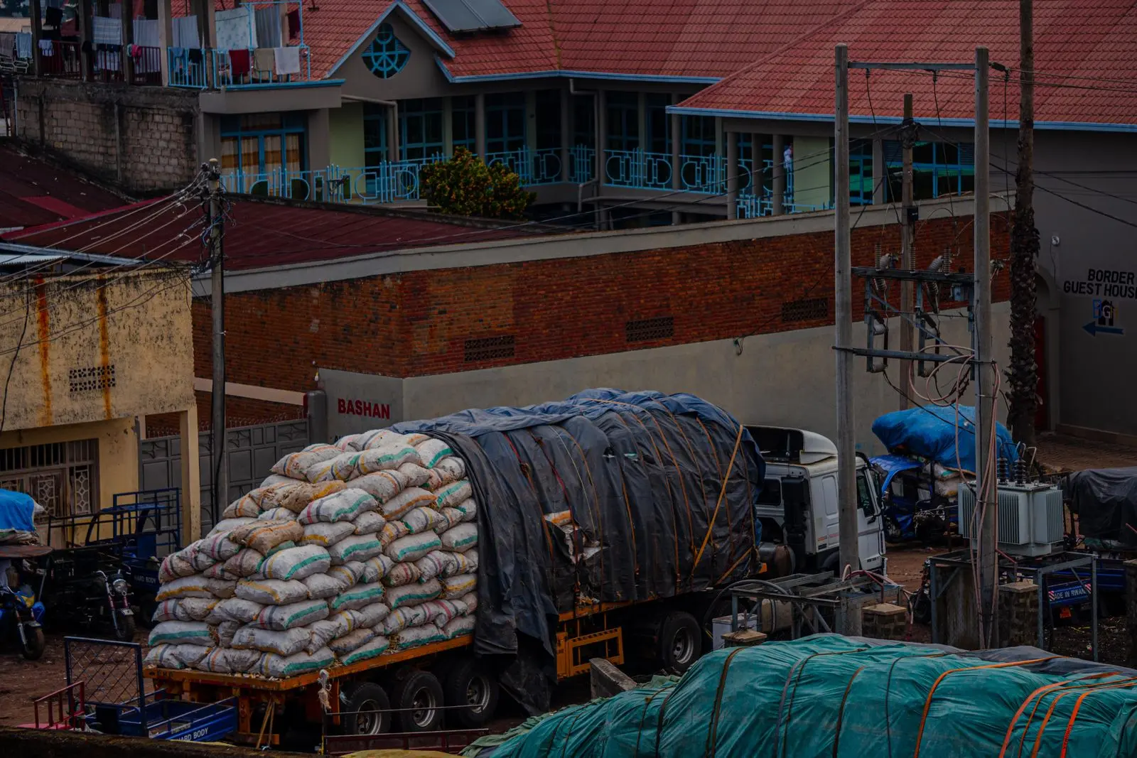 Camion chargé de marchandises stationné dans une zone urbaine africaine — photo d’illustration (banque d’images)