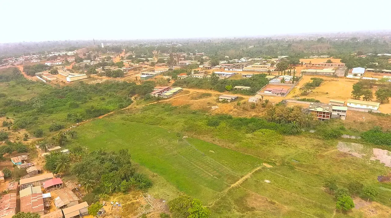 Climat et météo réduction forestière au profit de logements à Akoupé photo Mansita Konaté from Wiki Loves Africa Côte d'Ivoire Fan Club 145 — photo d’illustration (logement et ville)