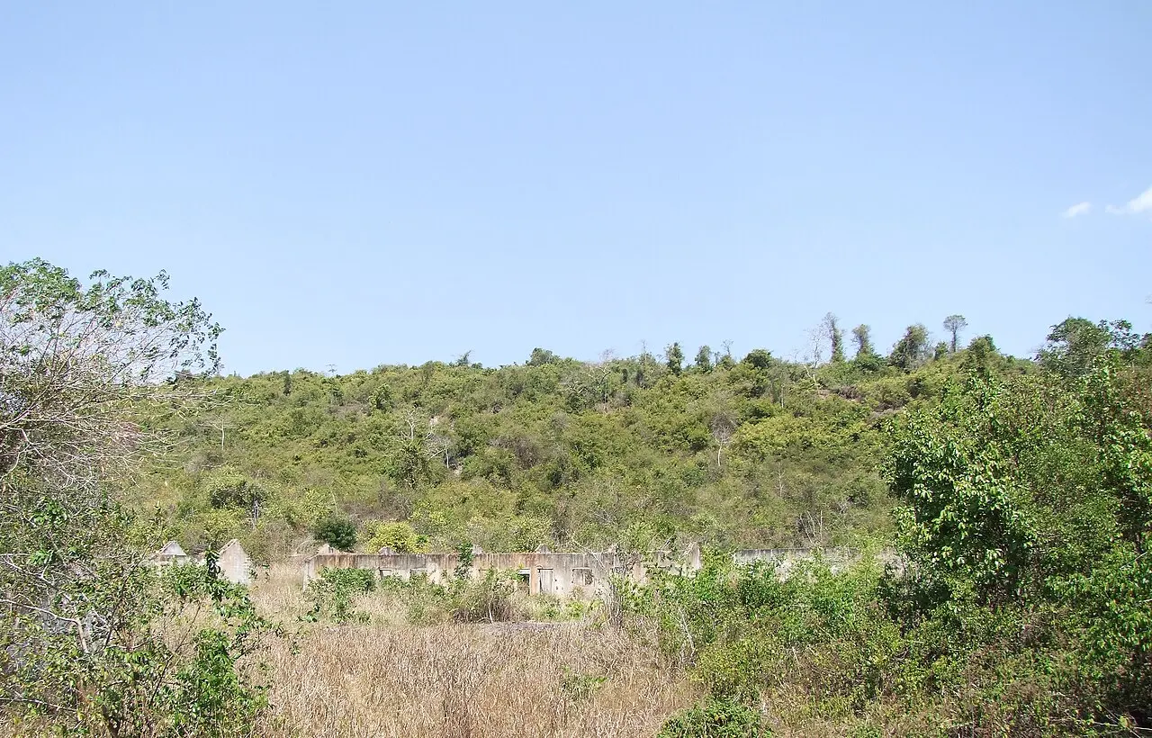Building ruins of former (German) mining activity at Pugu Hills, Tanzania — photo d’illustration (mines)