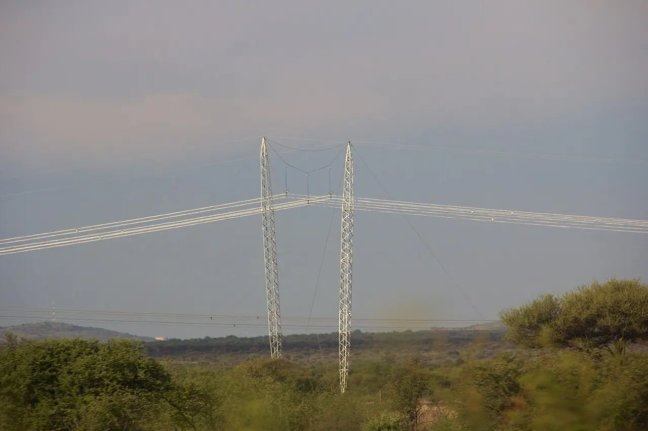 Power lines in South Africa — photo d’illustration (électricité et énergie)