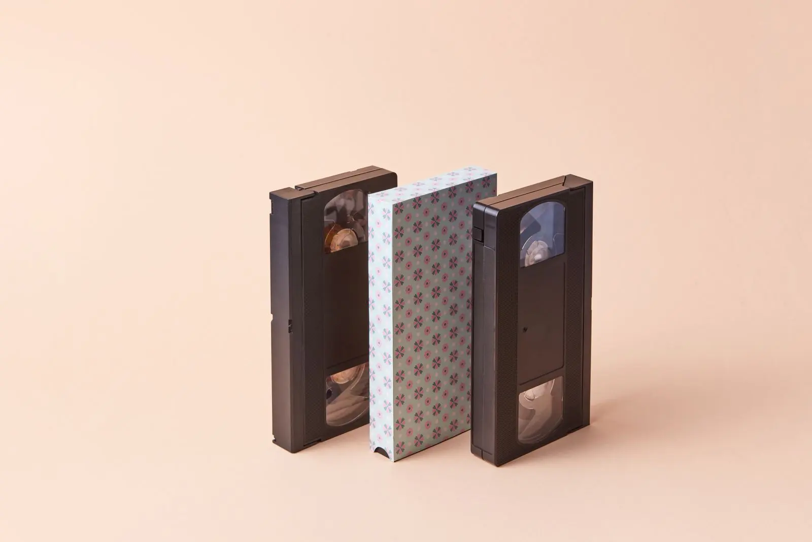 Trois cassettes VHS anciennes sur fond neutre — photo d’illustration (banque d’images)