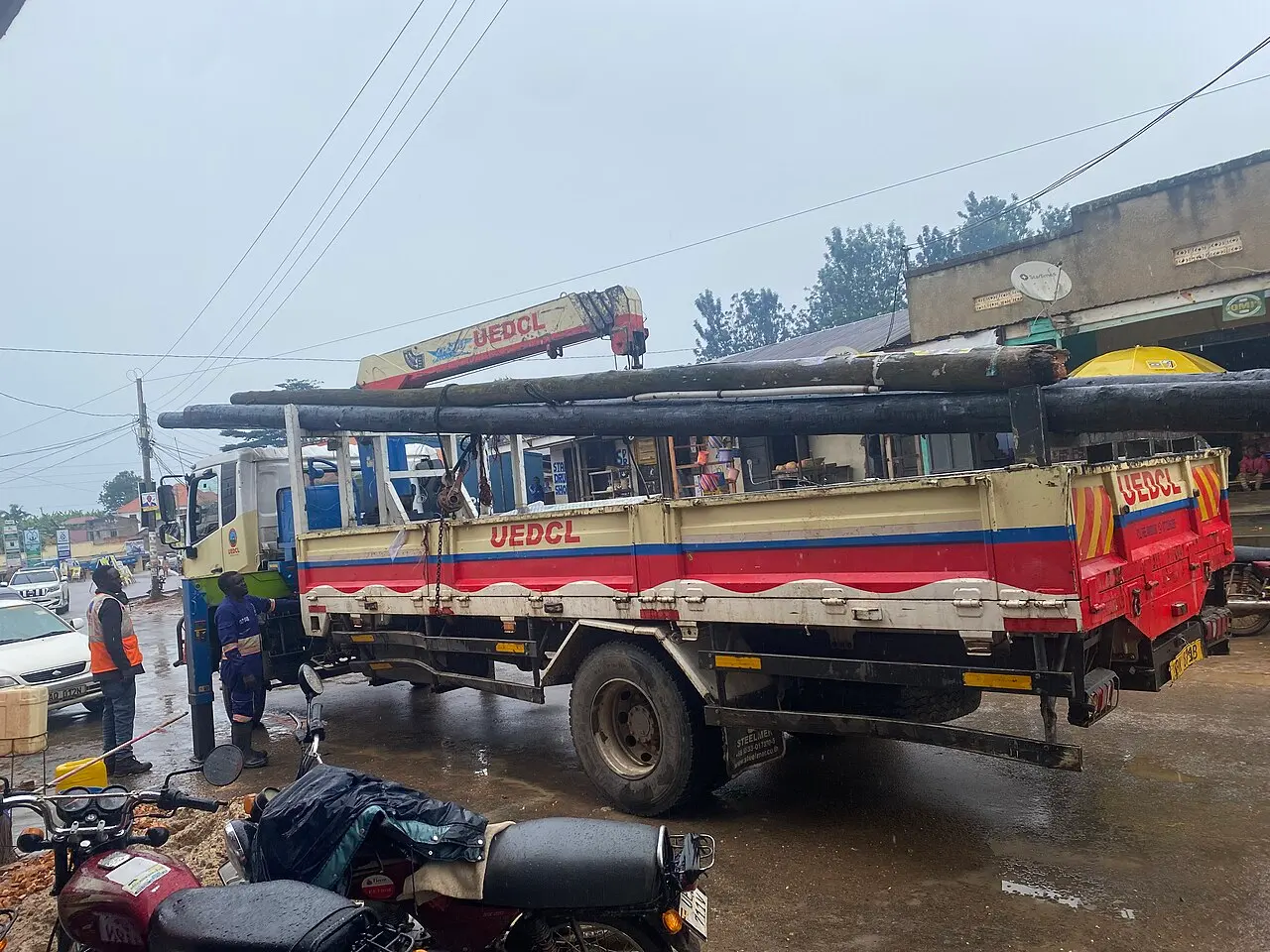 UEDCL staff replacing an electricity pole in Bushenyi 01 — photo d’illustration (électricité et énergie)