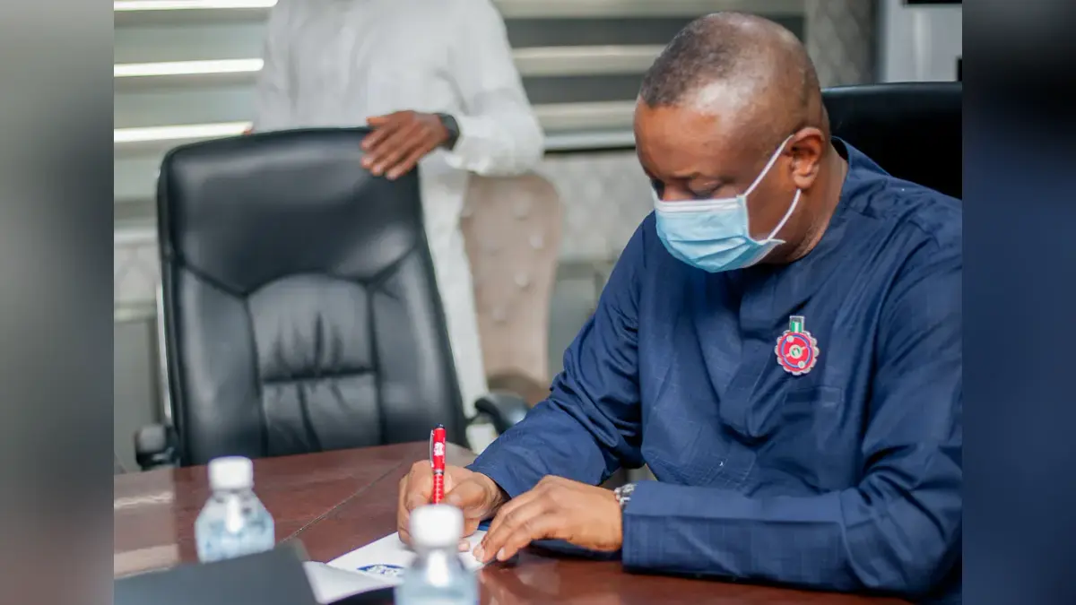 Nigeria bars 46 Ebola contacts from flying for 21 days