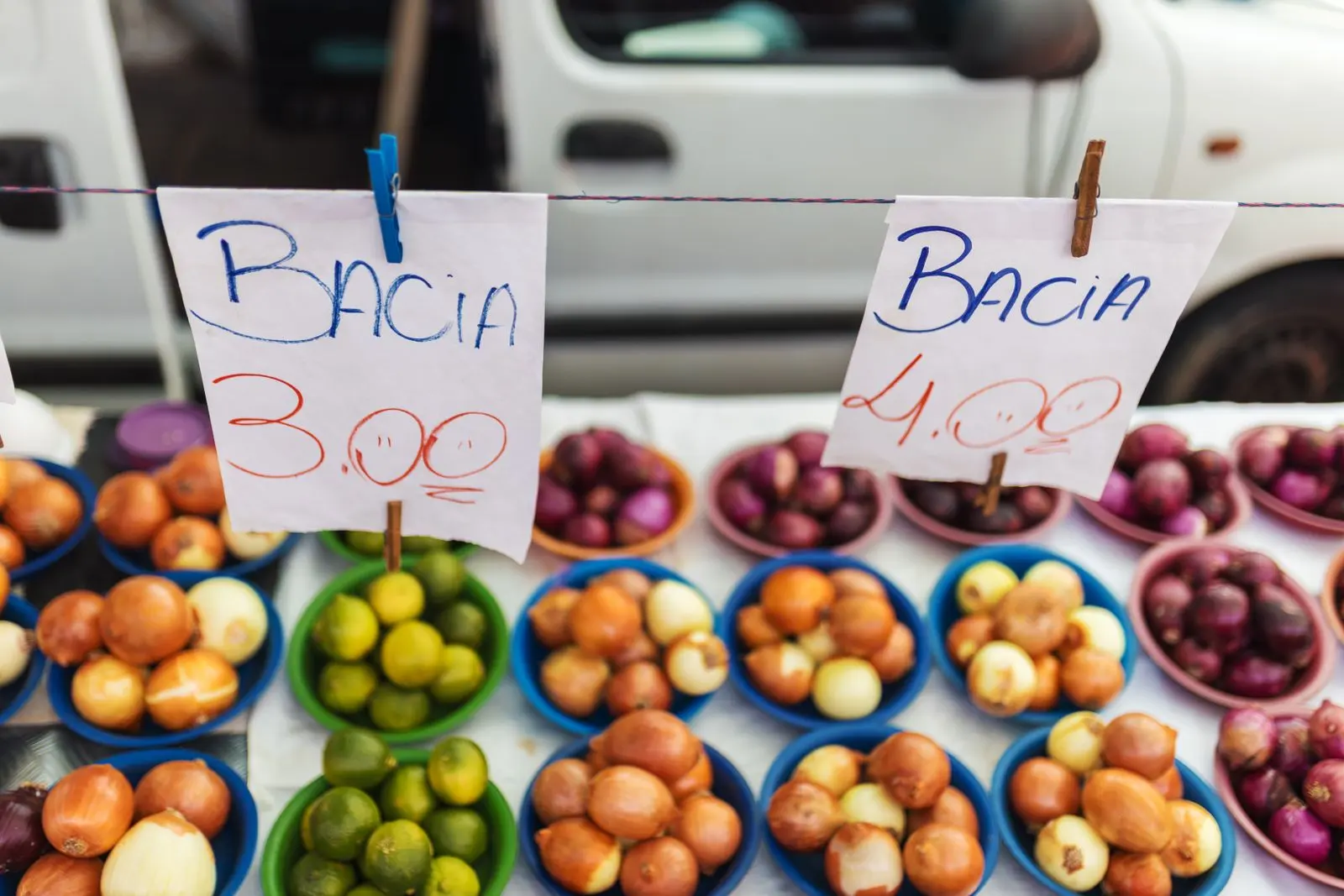 Marché de fruits et légumes affichant plusieurs prix — photo d’illustration (banque d’images)