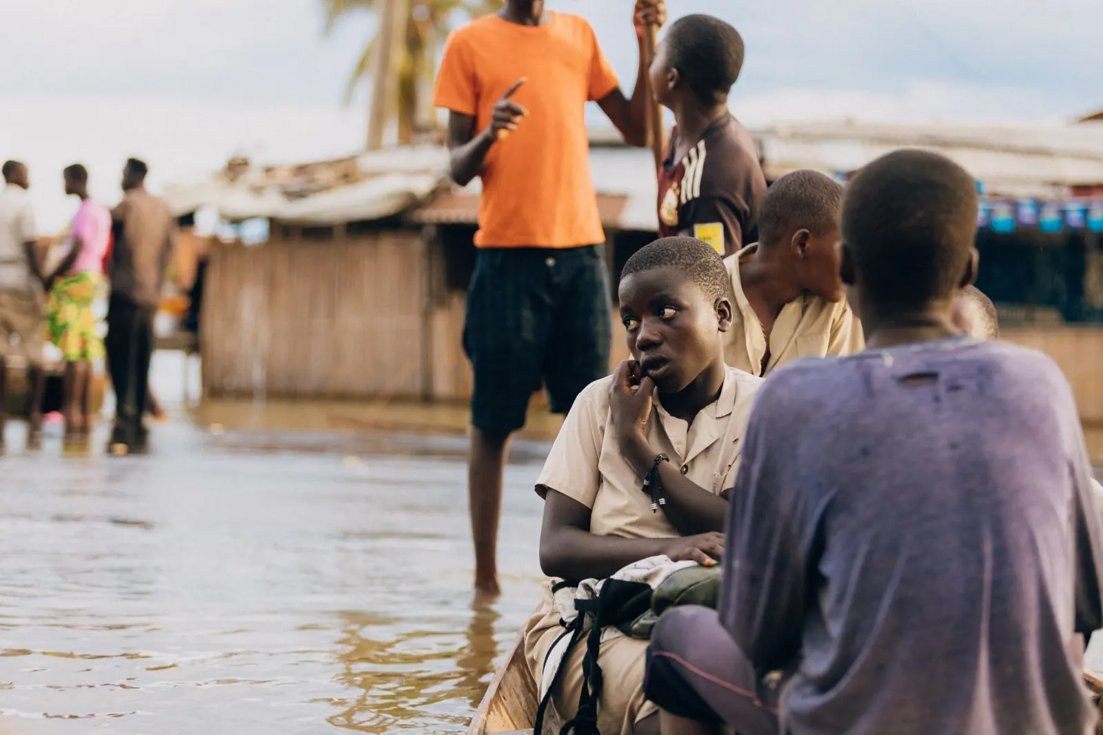 Enfants dans un village rural traversent des eaux de crue — photo d’illustration (banque d’images)