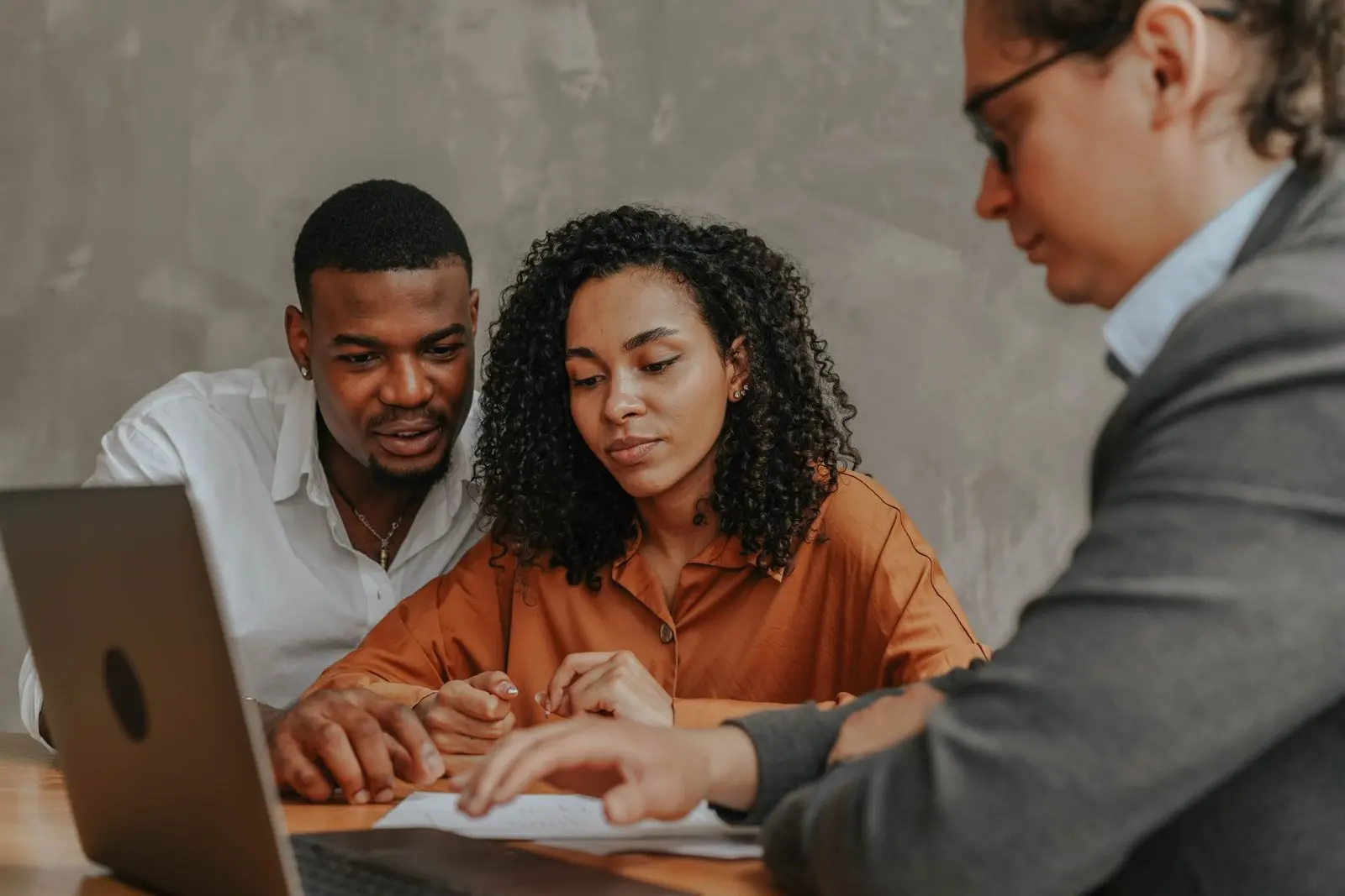 Adultes rwandais discutant de solutions financières avec un conseiller — photo d’illustration (banque d’images)