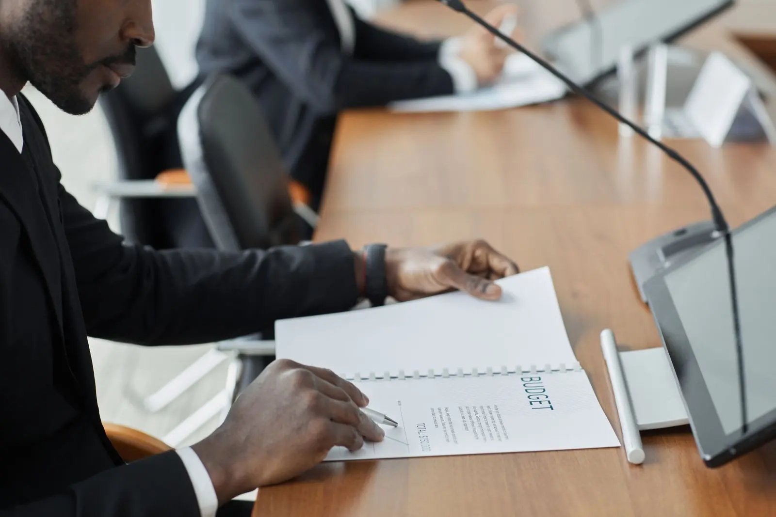 Réunion de travail autour de documents budgétaires — photo d’illustration (banque d’images)