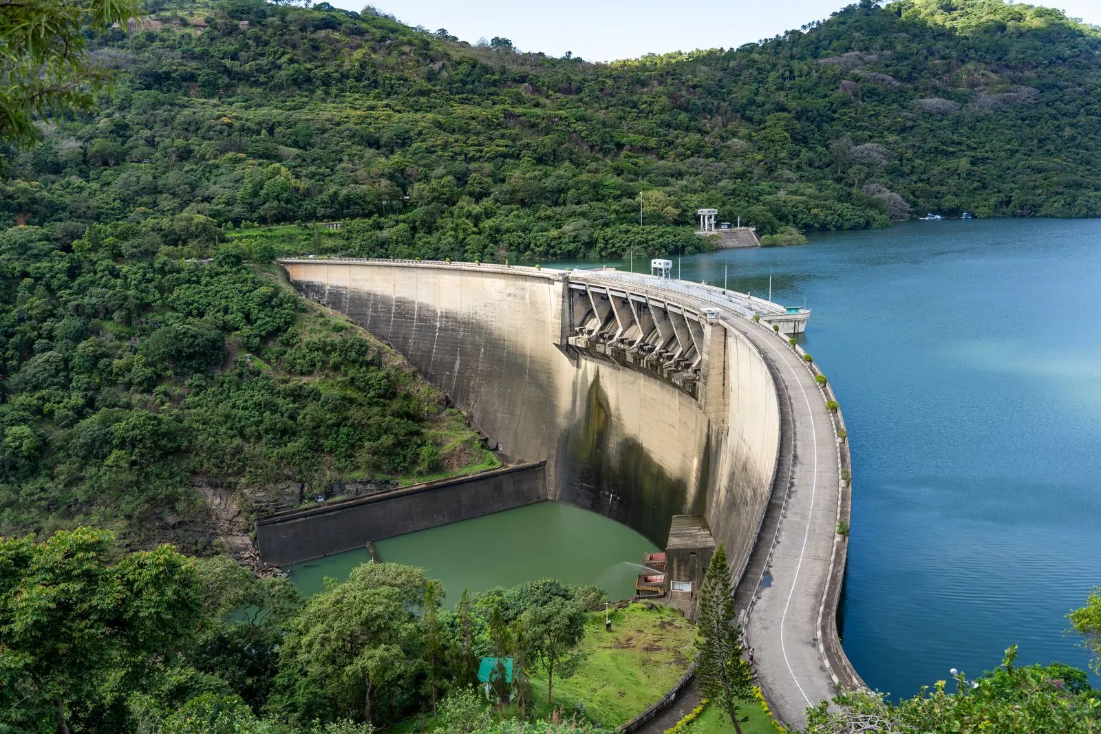 Barrage et réservoir d’eau entourés de collines luxuriantes — photo d’illustration (banque d’images)
