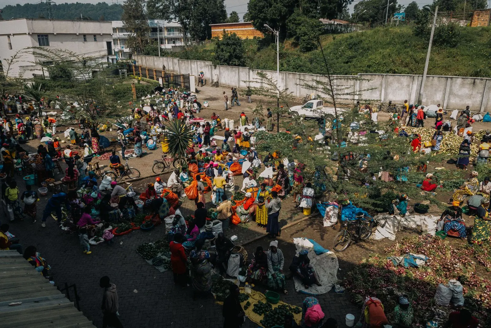 Vue aérienne d’un marché extérieur animé en Afrique — photo d’illustration (banque d’images)