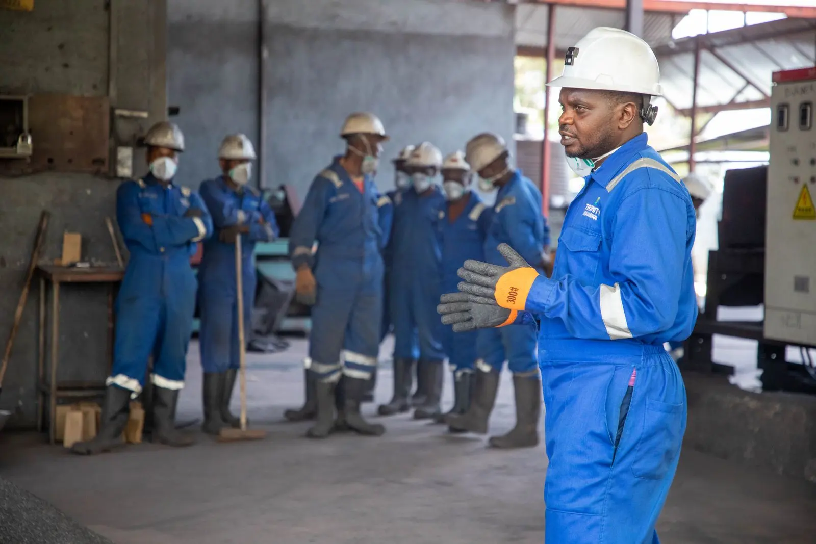 Ouvriers africains en formation dans une usine industrielle — photo d’illustration (banque d’images)