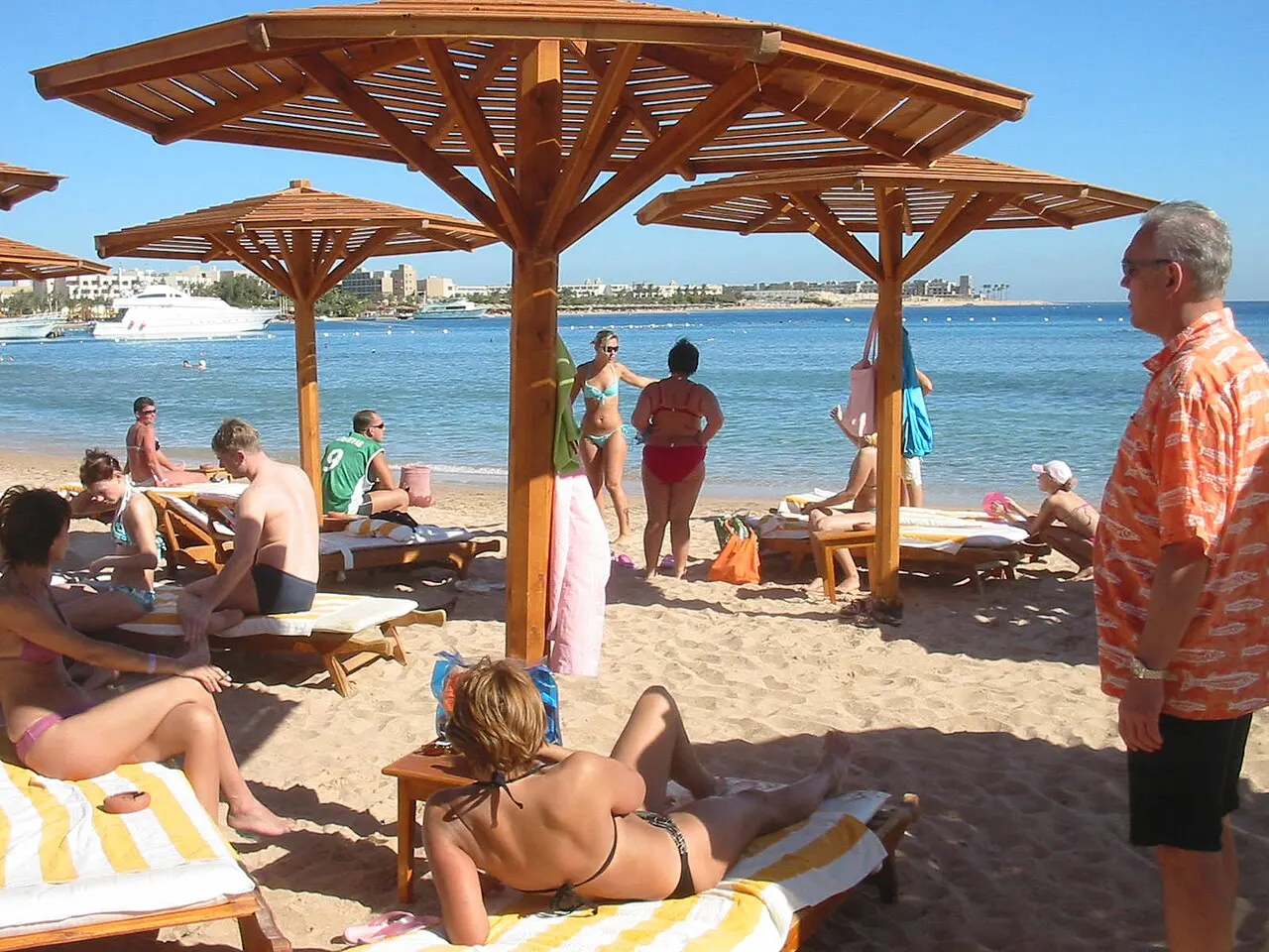 Tourists at beach of Makadi Bay, Egypt — photo d’illustration (tourisme)