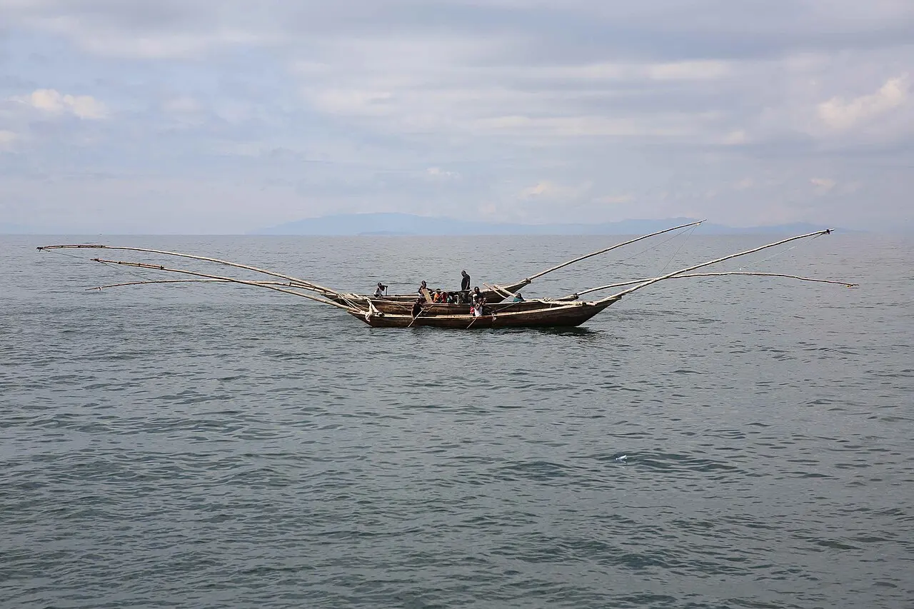 Une barque traditionnelle de pêcheurs sur le lac Kivu. (16722804553) — photo d’illustration (pêche)