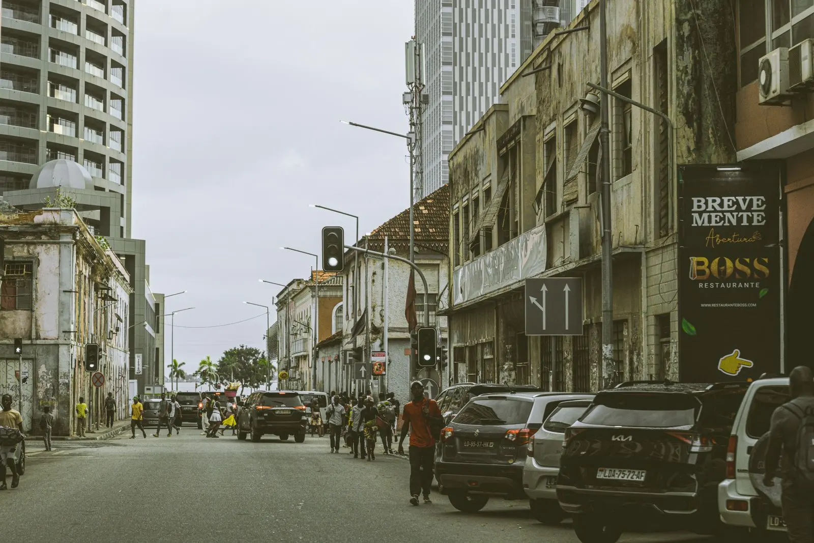 Rue animée du centre-ville de Luanda, entre commerces et circulation — photo d’illustration (banque d’images)